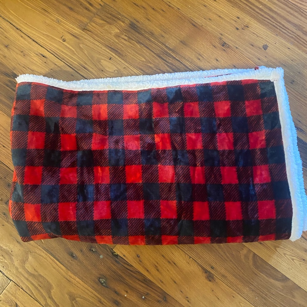 Cozy Red and Black Plaid Holiday Throw Blanket NWOT or package